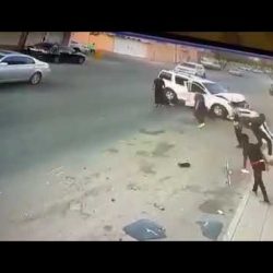 فيديو : لص يسرق سيارة في وضع التشغيل ويفاجئ طفل داخلها ويقودها ويلوذ بالفرار!