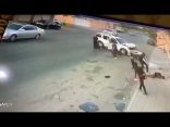 فيديو : مفحط يفقد السيطرة على سيارته ويدهس شاباً ويسحقه على “جدار منزل” بطريقة مروعة