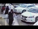 فيديو : لص يسرق سيارة في وضع التشغيل ويفاجئ طفل داخلها ويقودها ويلوذ بالفرار!